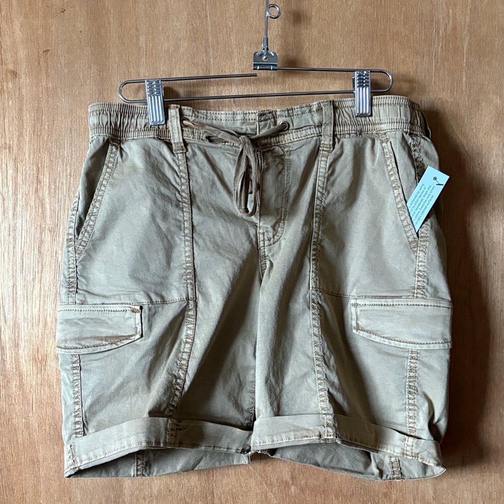 Sonoma Bermuda mid-rise  women’s tan cargo style shorts, 8P, NWT